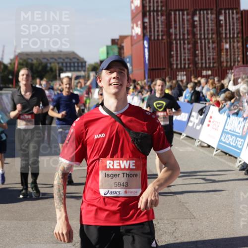 03.10.2025 - Köhlbrandbrückenlauf Jannik Wohlers http://msf.ph/oto/9077854 03.10.2025 13:17:19 Ziel 4404, 4988, 5007, 5008, 5031, 5429, 5544, 5638, 5642, 5667, 5890, 5943, 6389, 6431 meine-sportfotos.de