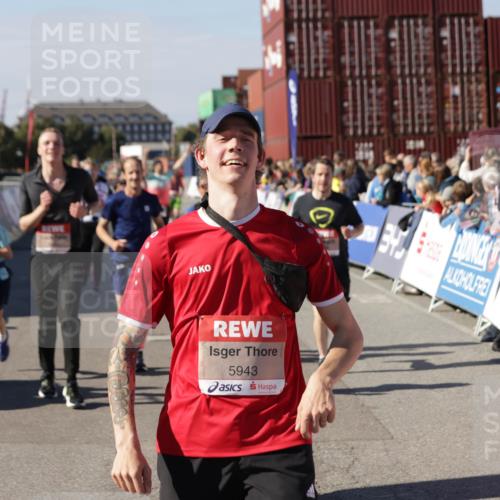 03.10.2025 - Köhlbrandbrückenlauf Jannik Wohlers http://msf.ph/oto/9077864 03.10.2025 13:17:19 Ziel 4404, 4988, 5007, 5008, 5031, 5429, 5544, 5638, 5642, 5667, 5890, 5943, 6389, 6431 meine-sportfotos.de