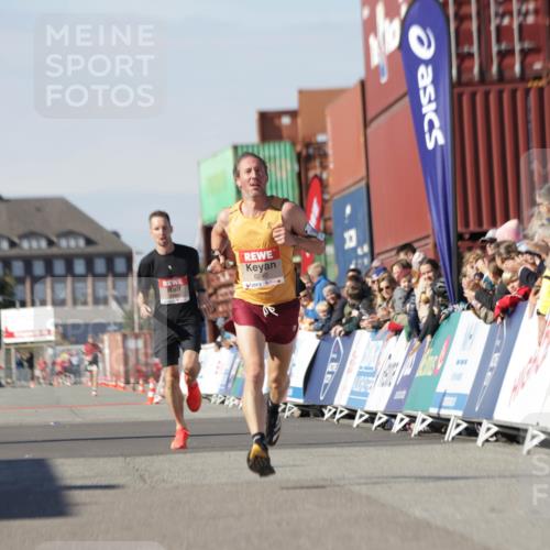 03.10.2025 - Köhlbrandbrückenlauf Jannik Wohlers http://msf.ph/oto/9077873 03.10.2025 12:48:55 Ziel 5797, 6240 meine-sportfotos.de