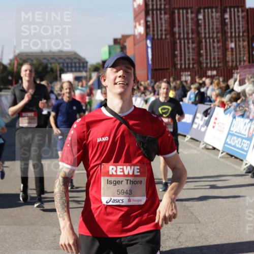 03.10.2025 - Köhlbrandbrückenlauf Jannik Wohlers http://msf.ph/oto/9077876 03.10.2025 13:17:19 Ziel 4404, 4988, 5007, 5008, 5031, 5429, 5544, 5638, 5642, 5667, 5890, 5943, 6389, 6431 meine-sportfotos.de