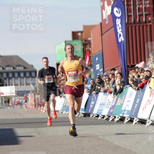 03.10.2025 - Köhlbrandbrückenlauf Jannik Wohlers http://msf.ph/oto/9077882 03.10.2025 12:48:55 Ziel 5797, 6240 meine-sportfotos.de