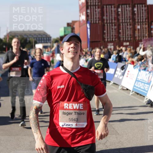 03.10.2025 - Köhlbrandbrückenlauf Jannik Wohlers http://msf.ph/oto/9077886 03.10.2025 13:17:19 Ziel 4404, 4988, 5007, 5008, 5031, 5429, 5544, 5638, 5642, 5667, 5890, 5943, 6389, 6431 meine-sportfotos.de