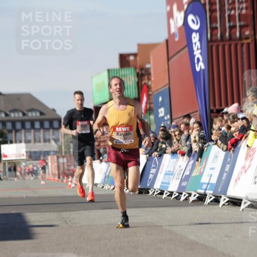 03.10.2025 - Köhlbrandbrückenlauf Jannik Wohlers http://msf.ph/oto/9077890 03.10.2025 12:48:55 Ziel 5797, 6240 meine-sportfotos.de