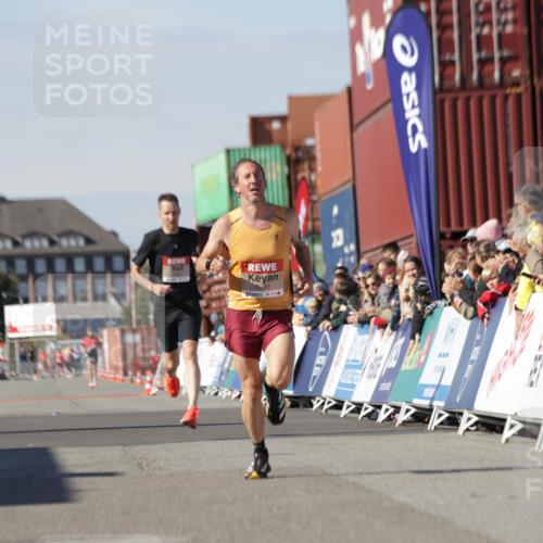 03.10.2025 - Köhlbrandbrückenlauf Jannik Wohlers http://msf.ph/oto/9077904 03.10.2025 12:48:55 Ziel 5797, 6240 meine-sportfotos.de