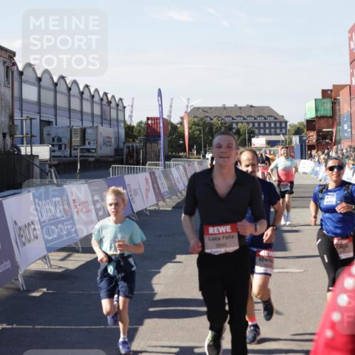 03.10.2025 - Köhlbrandbrückenlauf Jannik Wohlers http://msf.ph/oto/9077916 03.10.2025 13:17:20 Ziel 4404, 4988, 5007, 5008, 5031, 5429, 5544, 5638, 5642, 5667, 5890, 5943, 6389, 6431 meine-sportfotos.de