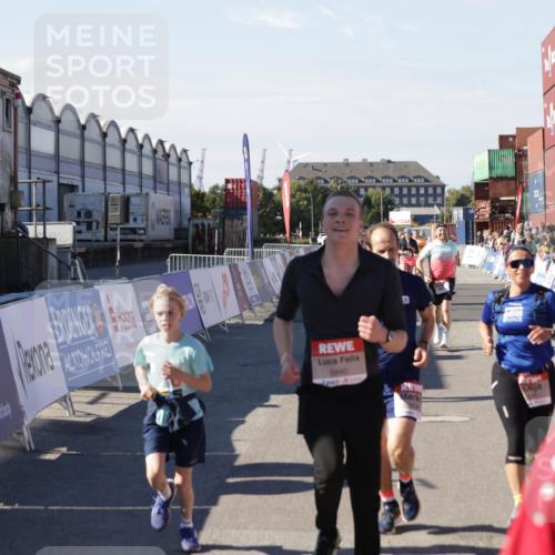 03.10.2025 - Köhlbrandbrückenlauf Jannik Wohlers http://msf.ph/oto/9077929 03.10.2025 13:17:20 Ziel 4404, 4988, 5007, 5008, 5031, 5429, 5544, 5638, 5642, 5667, 5890, 5943, 6389, 6431 meine-sportfotos.de