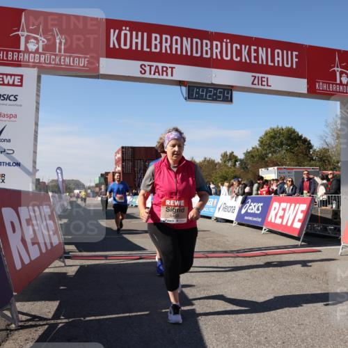 03.10.2025 - Köhlbrandbrückenlauf Lena Gebhardt http://msf.ph/oto/9077930 03.10.2025 13:42:55 Ziel 4778, 4944, 5086, 5418, 6468, 6469, 6548 meine-sportfotos.de