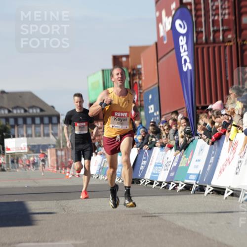 03.10.2025 - Köhlbrandbrückenlauf Jannik Wohlers http://msf.ph/oto/9077933 03.10.2025 12:48:56 Ziel 5797, 6240 meine-sportfotos.de