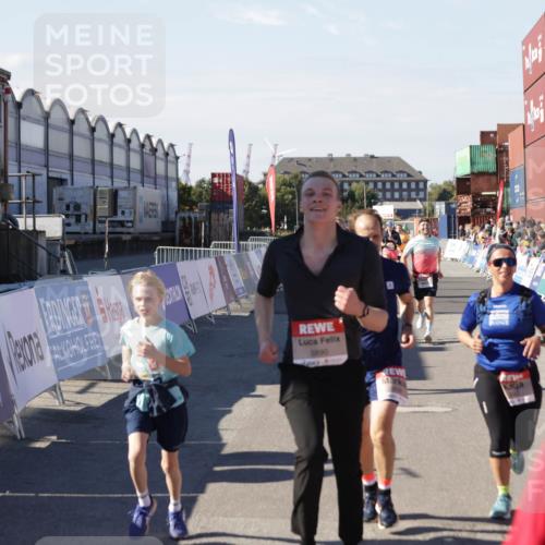 03.10.2025 - Köhlbrandbrückenlauf Jannik Wohlers http://msf.ph/oto/9077937 03.10.2025 13:17:20 Ziel 4404, 4988, 5007, 5008, 5031, 5429, 5544, 5638, 5642, 5667, 5890, 5943, 6389, 6431 meine-sportfotos.de