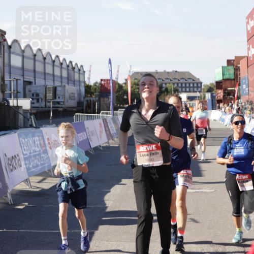 03.10.2025 - Köhlbrandbrückenlauf Jannik Wohlers http://msf.ph/oto/9077955 03.10.2025 13:17:20 Ziel 4404, 4988, 5007, 5008, 5031, 5429, 5544, 5638, 5642, 5667, 5890, 5943, 6389, 6431 meine-sportfotos.de