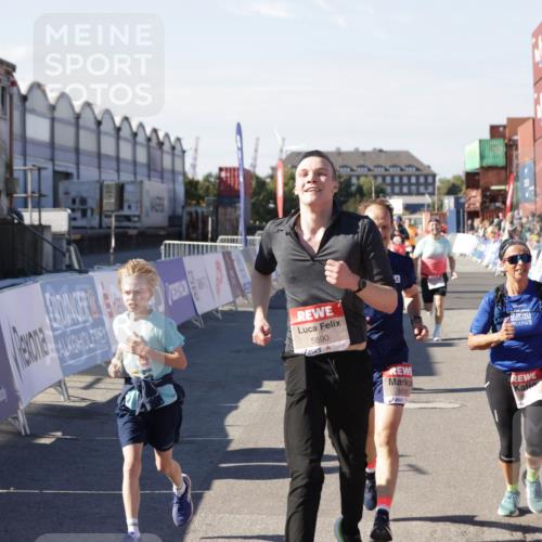 03.10.2025 - Köhlbrandbrückenlauf Jannik Wohlers http://msf.ph/oto/9077967 03.10.2025 13:17:20 Ziel 4404, 4988, 5007, 5008, 5031, 5429, 5544, 5638, 5642, 5667, 5890, 5943, 6389, 6431 meine-sportfotos.de