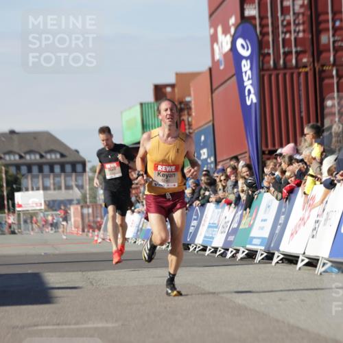 03.10.2025 - Köhlbrandbrückenlauf Jannik Wohlers http://msf.ph/oto/9077975 03.10.2025 12:48:56 Ziel 5797, 6240 meine-sportfotos.de