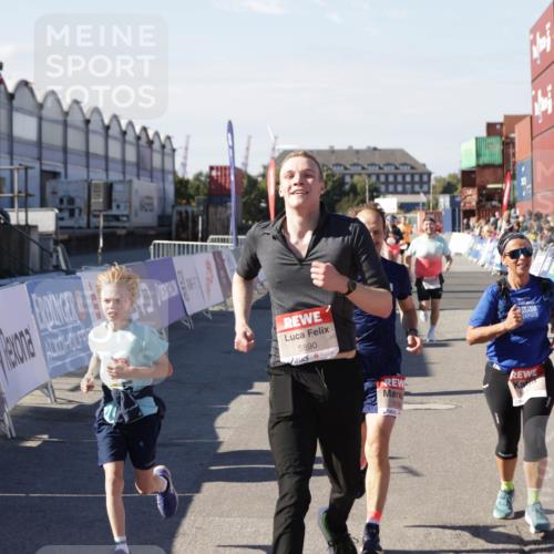 03.10.2025 - Köhlbrandbrückenlauf Jannik Wohlers http://msf.ph/oto/9077983 03.10.2025 13:17:21 Ziel 4404, 4686, 4988, 5007, 5008, 5031, 5429, 5544, 5638, 5642, 5890, 5943, 6389, 6431 meine-sportfotos.de