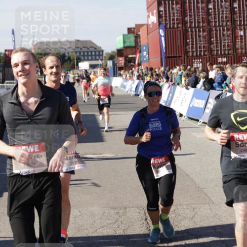 03.10.2025 - Köhlbrandbrückenlauf Jannik Wohlers http://msf.ph/oto/9077994 03.10.2025 13:17:21 Ziel 4404, 4686, 4988, 5007, 5008, 5031, 5429, 5544, 5638, 5642, 5890, 5943, 6389, 6431 meine-sportfotos.de