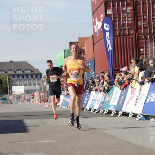 03.10.2025 - Köhlbrandbrückenlauf Jannik Wohlers http://msf.ph/oto/9077998 03.10.2025 12:48:56 Ziel 5797, 6240 meine-sportfotos.de