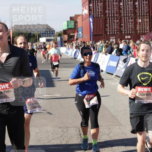 03.10.2025 - Köhlbrandbrückenlauf Jannik Wohlers http://msf.ph/oto/9078016 03.10.2025 13:17:21 Ziel 4404, 4686, 4988, 5007, 5008, 5031, 5429, 5544, 5638, 5642, 5890, 5943, 6389, 6431 meine-sportfotos.de