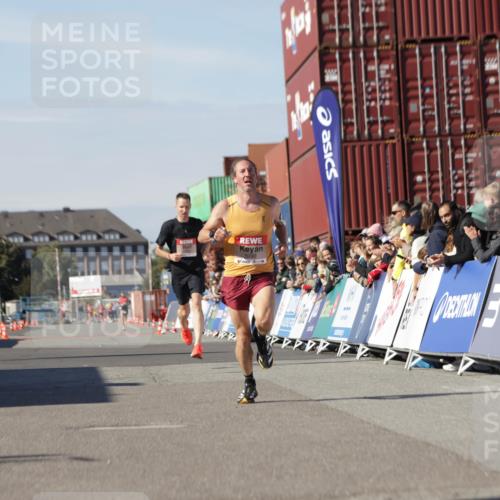 03.10.2025 - Köhlbrandbrückenlauf Jannik Wohlers http://msf.ph/oto/9078049 03.10.2025 12:48:56 Ziel 5797, 6240 meine-sportfotos.de