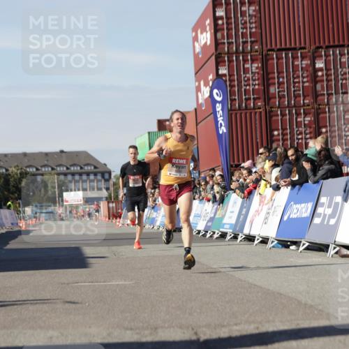 03.10.2025 - Köhlbrandbrückenlauf Jannik Wohlers http://msf.ph/oto/9078074 03.10.2025 12:48:56 Ziel 5797, 6240 meine-sportfotos.de