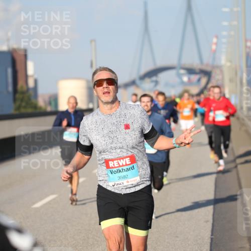 03.10.2025 - Köhlbrandbrückenlauf Jannik Wohlers http://msf.ph/oto/9078111 03.10.2025 09:45:12 Position 3 3592 meine-sportfotos.de