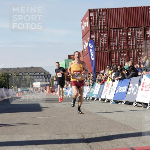 03.10.2025 - Köhlbrandbrückenlauf Jannik Wohlers http://msf.ph/oto/9078116 03.10.2025 12:48:57 Ziel 5797, 6240 meine-sportfotos.de