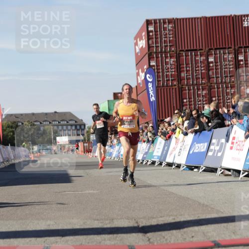 03.10.2025 - Köhlbrandbrückenlauf Jannik Wohlers http://msf.ph/oto/9078133 03.10.2025 12:48:57 Ziel 5797, 6240 meine-sportfotos.de