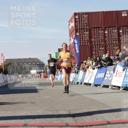 03.10.2025 - Köhlbrandbrückenlauf Jannik Wohlers http://msf.ph/oto/9078142 03.10.2025 12:48:57 Ziel 5797, 6240 meine-sportfotos.de
