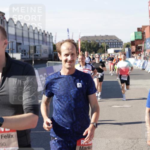 03.10.2025 - Köhlbrandbrückenlauf Jannik Wohlers http://msf.ph/oto/9078150 03.10.2025 13:17:22 Ziel 4404, 4686, 4988, 5007, 5008, 5031, 5429, 5544, 5638, 5642, 5890, 5943, 6389, 6431 meine-sportfotos.de