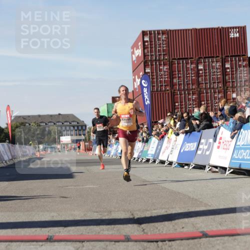 03.10.2025 - Köhlbrandbrückenlauf Jannik Wohlers http://msf.ph/oto/9078153 03.10.2025 12:48:57 Ziel 5797, 6240 meine-sportfotos.de