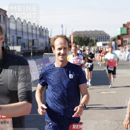 03.10.2025 - Köhlbrandbrückenlauf Jannik Wohlers http://msf.ph/oto/9078161 03.10.2025 13:17:22 Ziel 4404, 4686, 4988, 5007, 5008, 5031, 5429, 5544, 5638, 5642, 5890, 5943, 6389, 6431 meine-sportfotos.de
