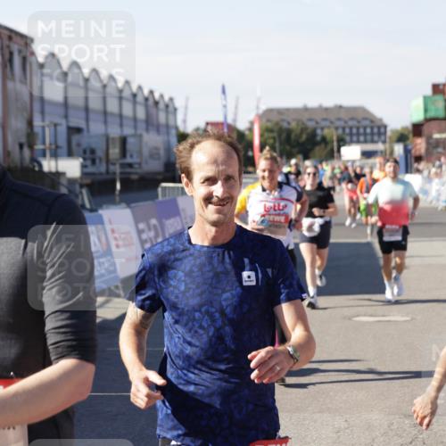 03.10.2025 - Köhlbrandbrückenlauf Jannik Wohlers http://msf.ph/oto/9078171 03.10.2025 13:17:22 Ziel 4404, 4686, 4988, 5007, 5008, 5031, 5429, 5544, 5638, 5642, 5890, 5943, 6389, 6431 meine-sportfotos.de