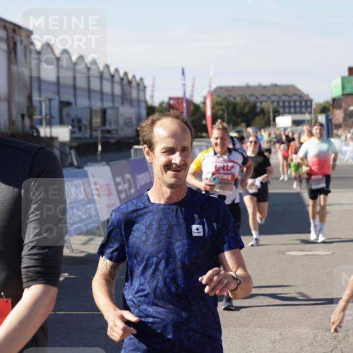 03.10.2025 - Köhlbrandbrückenlauf Jannik Wohlers http://msf.ph/oto/9078186 03.10.2025 13:17:23 Ziel 4404, 4686, 4988, 5007, 5008, 5031, 5429, 5544, 5638, 5642, 5890, 5943, 6069, 6389 meine-sportfotos.de