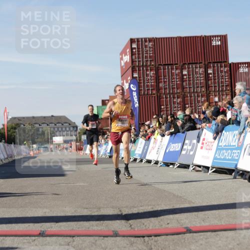 03.10.2025 - Köhlbrandbrückenlauf Jannik Wohlers http://msf.ph/oto/9078226 03.10.2025 12:48:57 Ziel 5797, 6240 meine-sportfotos.de