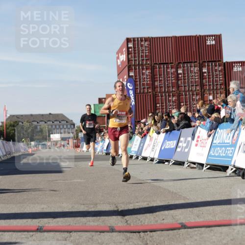 03.10.2025 - Köhlbrandbrückenlauf Jannik Wohlers http://msf.ph/oto/9078239 03.10.2025 12:48:57 Ziel 5797, 6240 meine-sportfotos.de