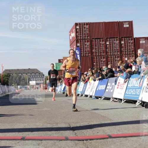 03.10.2025 - Köhlbrandbrückenlauf Jannik Wohlers http://msf.ph/oto/9078248 03.10.2025 12:48:57 Ziel 5797, 6240 meine-sportfotos.de