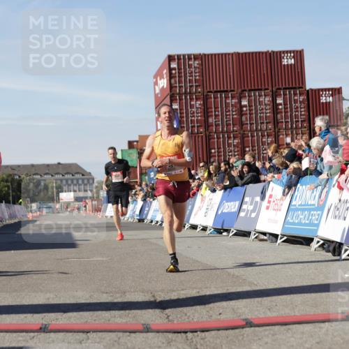 03.10.2025 - Köhlbrandbrückenlauf Jannik Wohlers http://msf.ph/oto/9078340 03.10.2025 12:48:57 Ziel 5797, 6240 meine-sportfotos.de