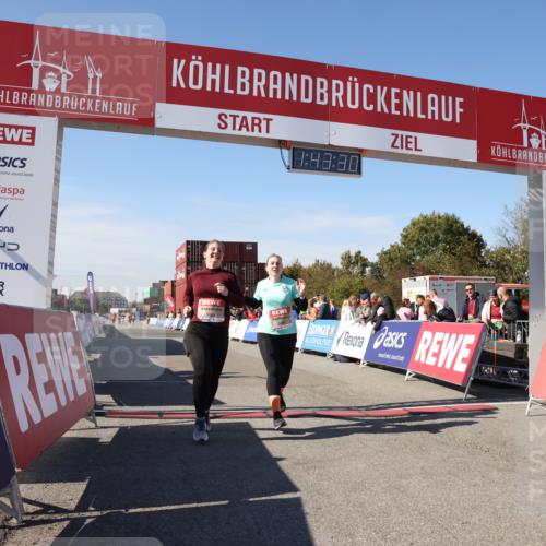 03.10.2025 - Köhlbrandbrückenlauf Lena Gebhardt http://msf.ph/oto/9078372 03.10.2025 13:43:31 Ziel 5464, 5499, 5559 meine-sportfotos.de