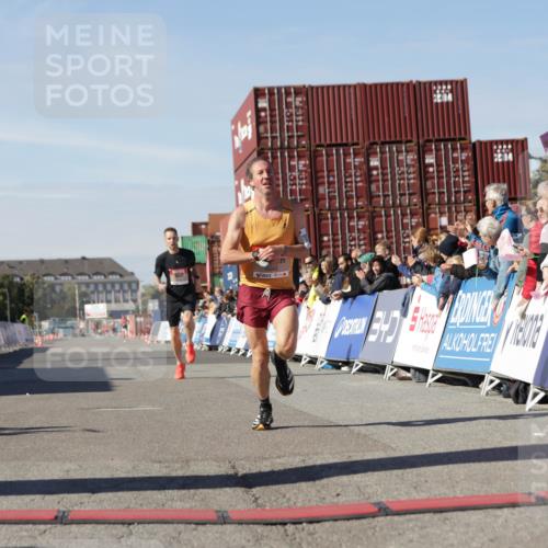 03.10.2025 - Köhlbrandbrückenlauf Jannik Wohlers http://msf.ph/oto/9078373 03.10.2025 12:48:58 Ziel 5797, 6240 meine-sportfotos.de