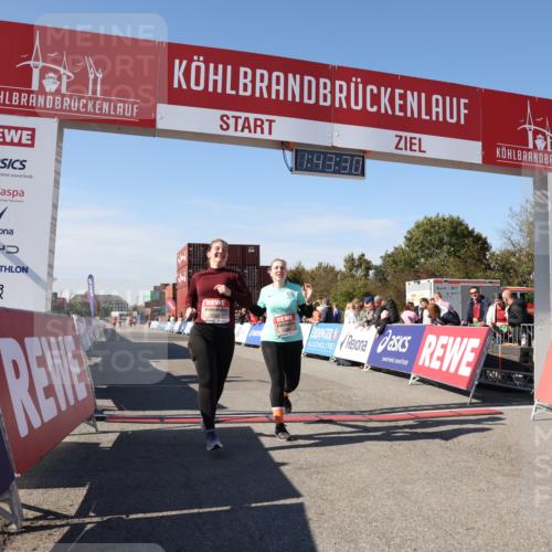 03.10.2025 - Köhlbrandbrückenlauf Lena Gebhardt http://msf.ph/oto/9078379 03.10.2025 13:43:31 Ziel 5464, 5499, 5559 meine-sportfotos.de
