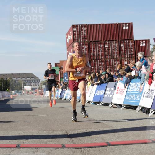 03.10.2025 - Köhlbrandbrückenlauf Jannik Wohlers http://msf.ph/oto/9078387 03.10.2025 12:48:58 Ziel 5797, 6240 meine-sportfotos.de