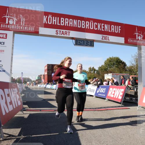 03.10.2025 - Köhlbrandbrückenlauf Lena Gebhardt http://msf.ph/oto/9078394 03.10.2025 13:43:31 Ziel 5464, 5499, 5559 meine-sportfotos.de