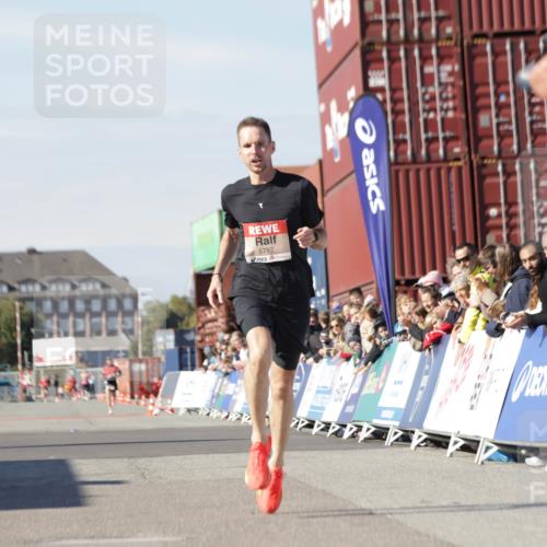 03.10.2025 - Köhlbrandbrückenlauf Jannik Wohlers http://msf.ph/oto/9078402 03.10.2025 12:48:59 Ziel 5797, 6240 meine-sportfotos.de