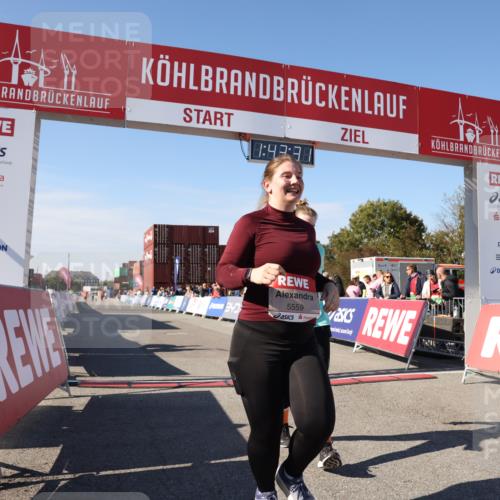 03.10.2025 - Köhlbrandbrückenlauf Lena Gebhardt http://msf.ph/oto/9078419 03.10.2025 13:43:32 Ziel 5464, 5499, 5559 meine-sportfotos.de