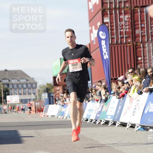 03.10.2025 - Köhlbrandbrückenlauf Jannik Wohlers http://msf.ph/oto/9078426 03.10.2025 12:48:59 Ziel 5797, 6240 meine-sportfotos.de
