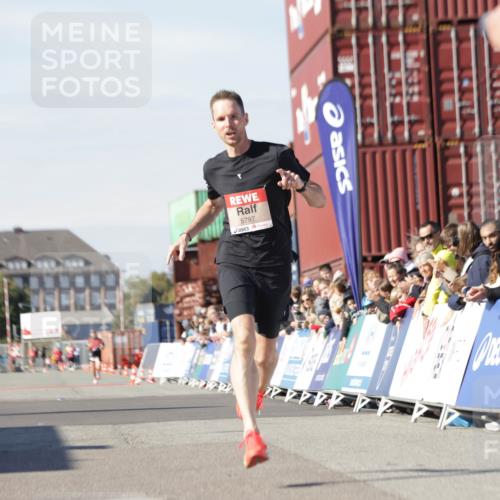 03.10.2025 - Köhlbrandbrückenlauf Jannik Wohlers http://msf.ph/oto/9078436 03.10.2025 12:48:59 Ziel 5797, 6240 meine-sportfotos.de
