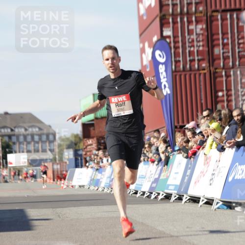 03.10.2025 - Köhlbrandbrückenlauf Jannik Wohlers http://msf.ph/oto/9078447 03.10.2025 12:48:59 Ziel 5797, 6240 meine-sportfotos.de