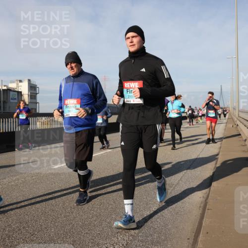 03.10.2025 - Köhlbrandbrückenlauf Lena Gebhardt http://msf.ph/oto/9078450 03.10.2025 10:03:03 Position 2 2045, 1967, 2151 meine-sportfotos.de