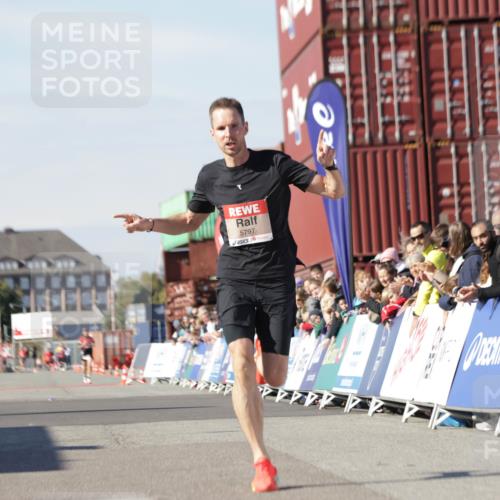 03.10.2025 - Köhlbrandbrückenlauf Jannik Wohlers http://msf.ph/oto/9078462 03.10.2025 12:48:59 Ziel 5797, 6240 meine-sportfotos.de