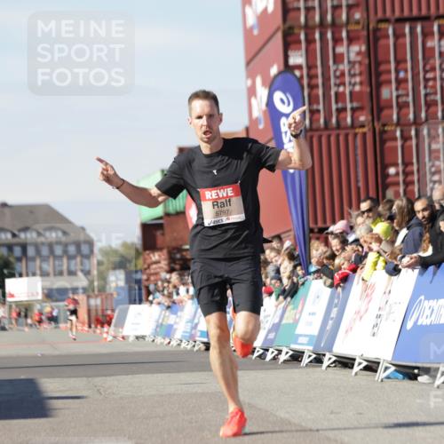 03.10.2025 - Köhlbrandbrückenlauf Jannik Wohlers http://msf.ph/oto/9078472 03.10.2025 12:48:59 Ziel 5797, 6240 meine-sportfotos.de