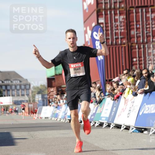 03.10.2025 - Köhlbrandbrückenlauf Jannik Wohlers http://msf.ph/oto/9078489 03.10.2025 12:48:59 Ziel 5797, 6240 meine-sportfotos.de