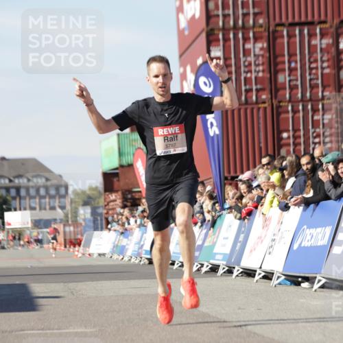03.10.2025 - Köhlbrandbrückenlauf Jannik Wohlers http://msf.ph/oto/9078506 03.10.2025 12:48:59 Ziel 5797, 6240 meine-sportfotos.de